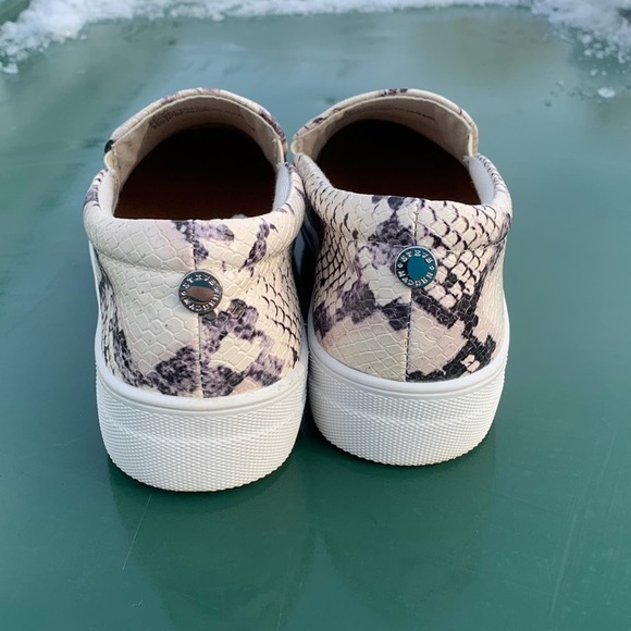 Steve Madden Snake Print white / gray / black slip on shoes - Picture 4 of 11